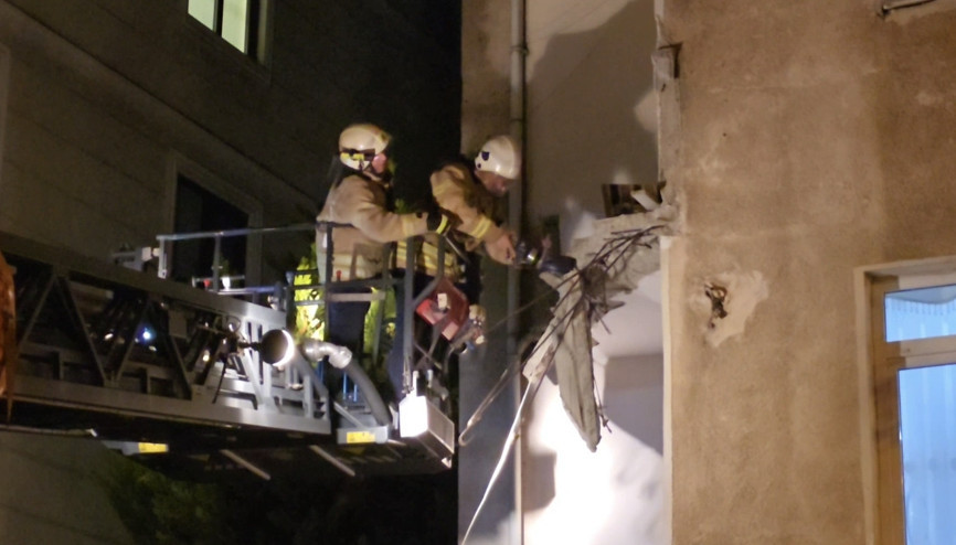 İstanbul-Kartalda bir binanın balkonu çöktü İstanbul-Kartalda bir binanın balkonu çöktü