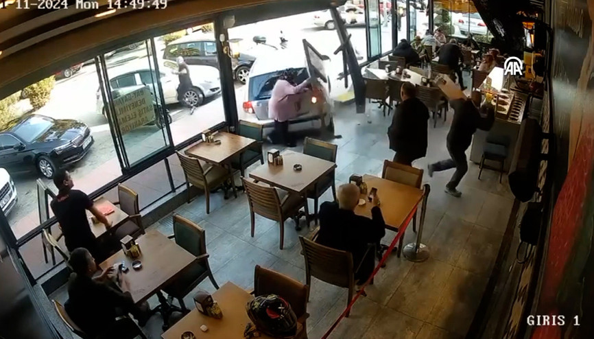 Geri manevra yapan otomobil lokantaya daldı: Bir kişi hayatını kaybetti