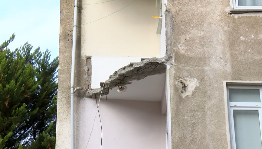 İstanbul- Kartalda balkonu çöken bina mühürlenerek boşaltıldı İstanbul- Kartalda balkonu çöken bina mühürlenerek boşaltıldı