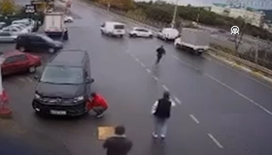 Kazaya neden olan sürücü olay yerinden kaçtı O anlar kamerada