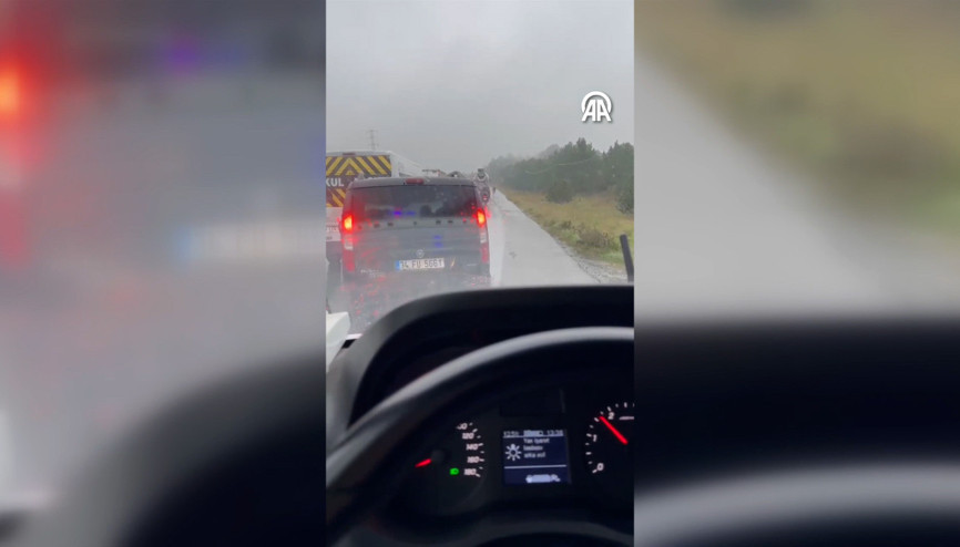 Ambulans sürücüsü emniyet şeridini kullanan araçları cep telefonuyla kaydetti