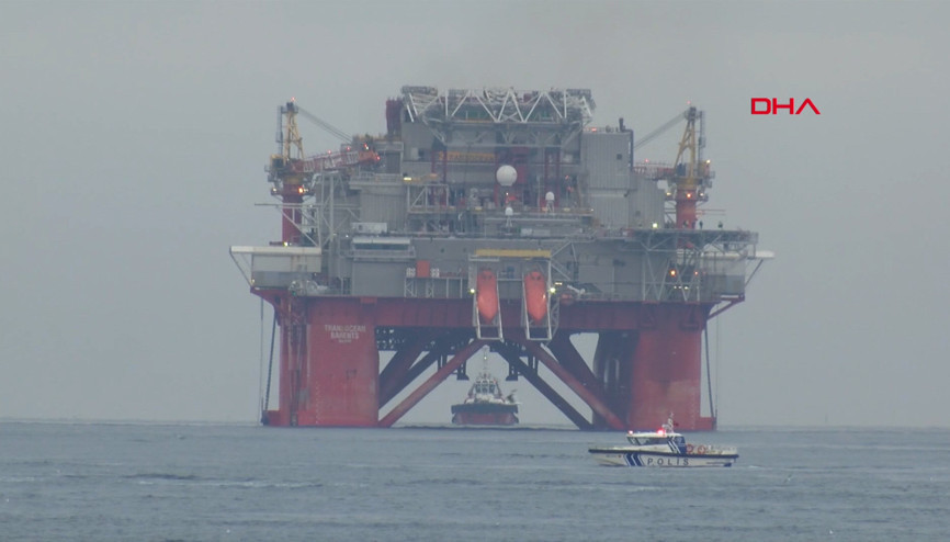 Dev petrol platformu İstanbul Boğazı’ndan geçti Gemi trafiği çift yönlü askıya alındı