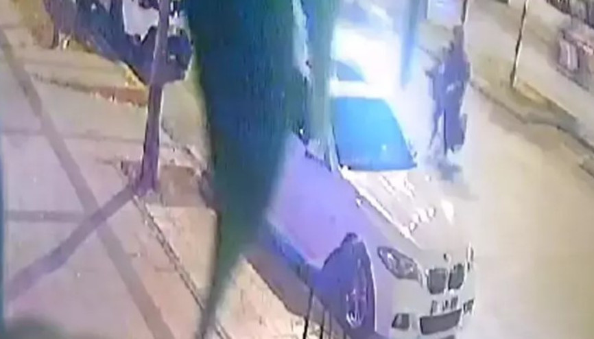 Yaya geçidindeki anne ile oğluna otomobil çarptı, diğer otomobil üzerlerinden geçti