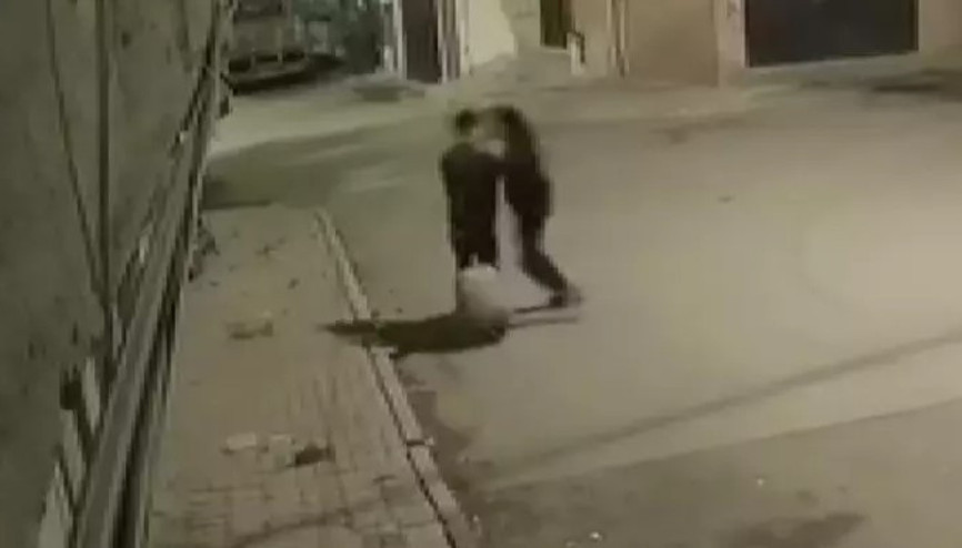 Sokakta yürüyen çocuğa arkadan yumruk atıp böyle kaçtı