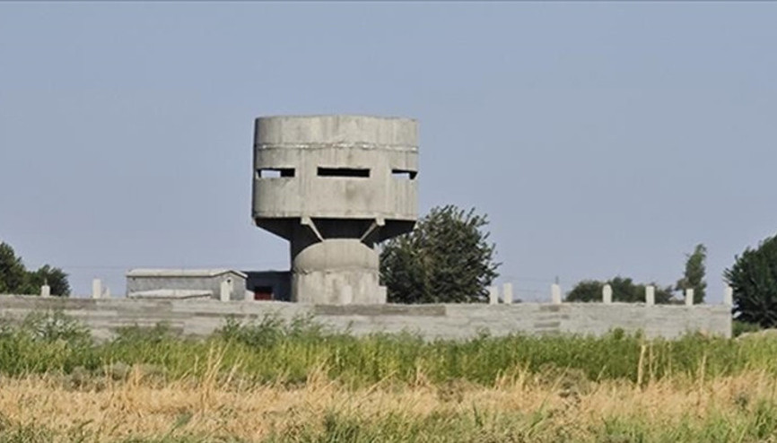 Terör örgütü PKK/YPG Fırat Nehrinin doğusunda gözetleme kuleleri inşa ediyor