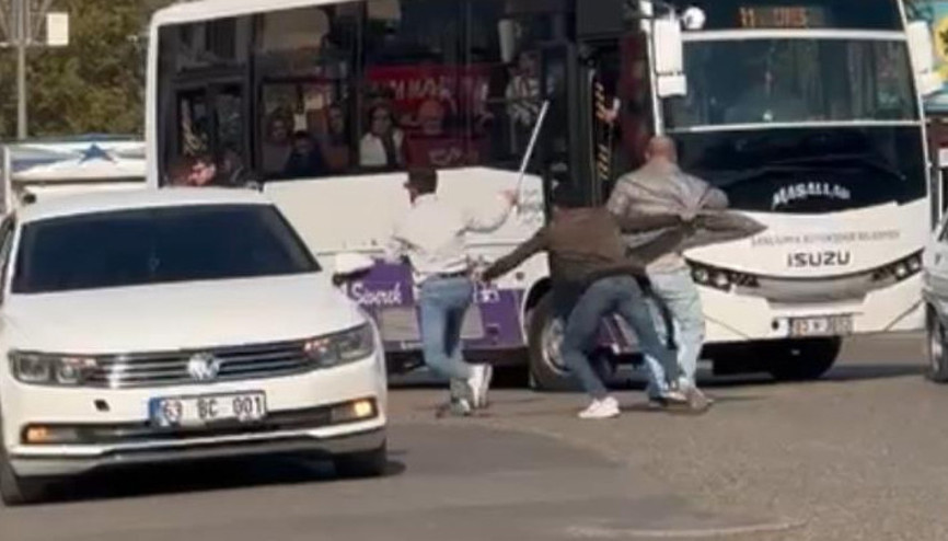 Şanlıurfada minibüs şoförüne sopalı saldırı O anlar kamerada