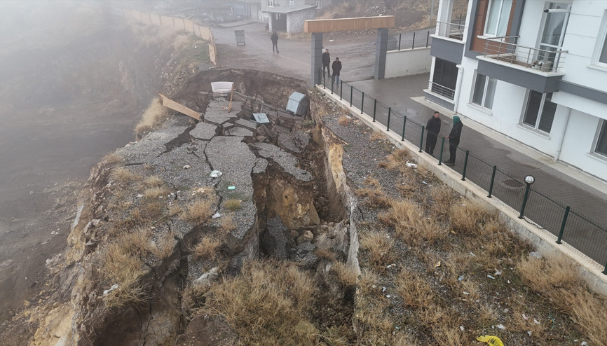 Ankarada panik anları: 10 katlı bina boşaltıldı Sürekli kayıyor, canımız tehlikede