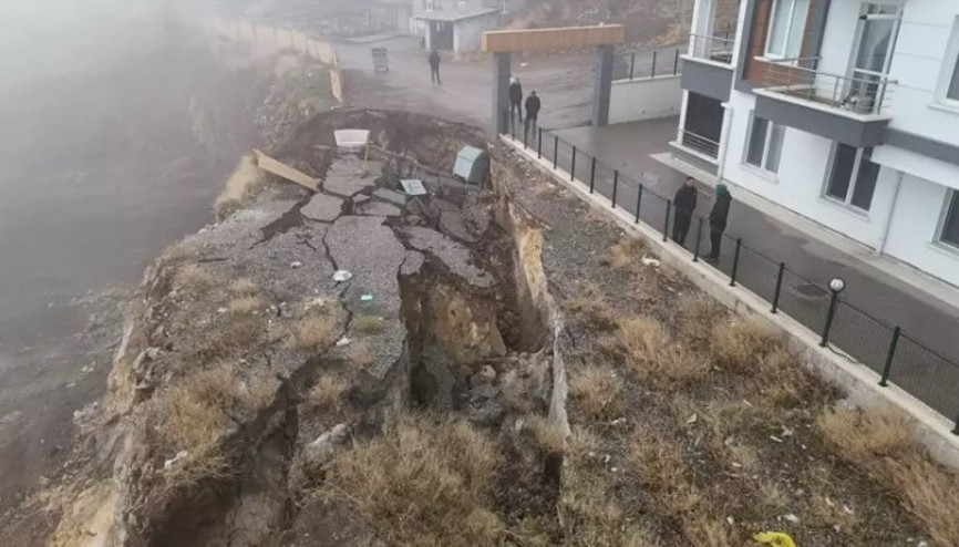 Ankara’da toprak kayması sonucu 10 katlı bina boşaltıldı
