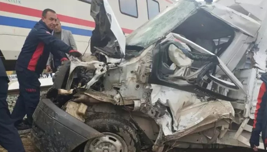 Muş’ta yolcu treni, hemzemin geçitte kamyonete çarptı: 1 kişi hayatını kaybetti