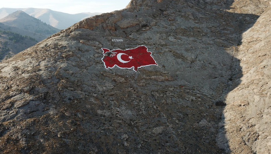Elazığ’daki 400 metrekarelik kaya haritasını, gönüllüler yeniledi