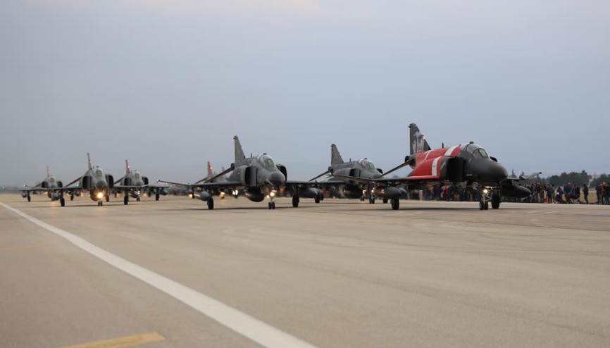 Türk Hava Kuvvetlerine ait F-4lerden ‘fil yürüyüşü’