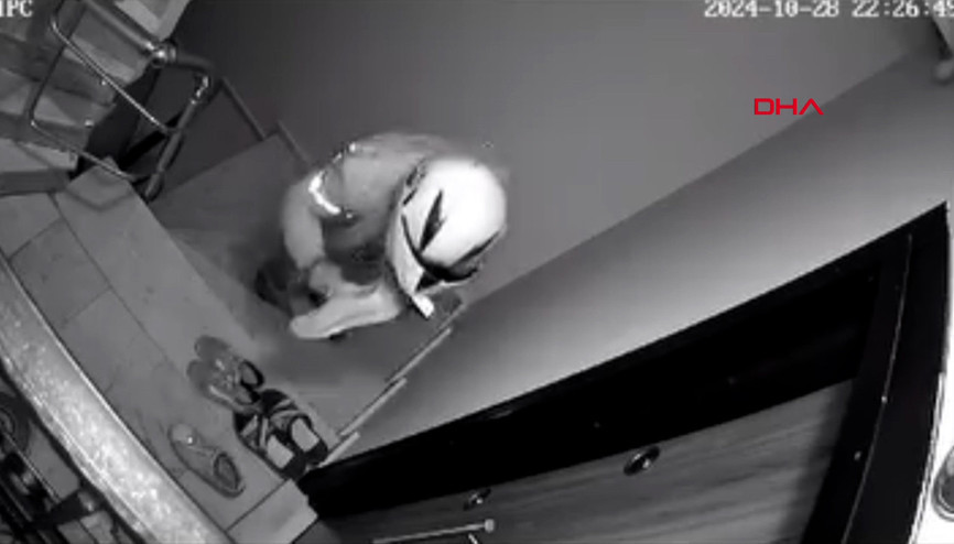 Beyoğlu’nda sipariş teslim eden kurye ayakkabı çaldı O anlar kamerada