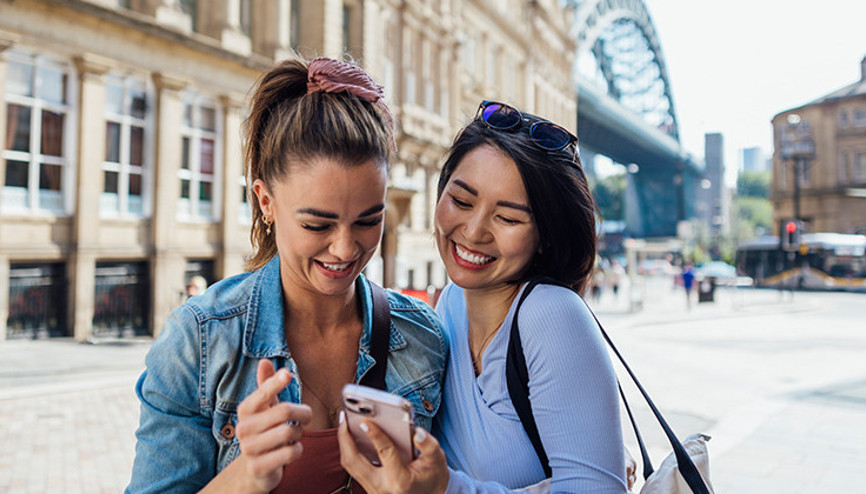Hayatınızdaki yabancı dil bariyeri kalkıyor: Mobil iletişime çağ atlatan yapay zeka desteğini hemen keşfedin