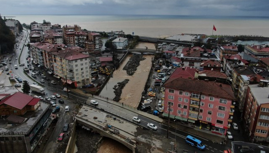 Rizede denizin rengi değişti Rizede denizin rengi değişti