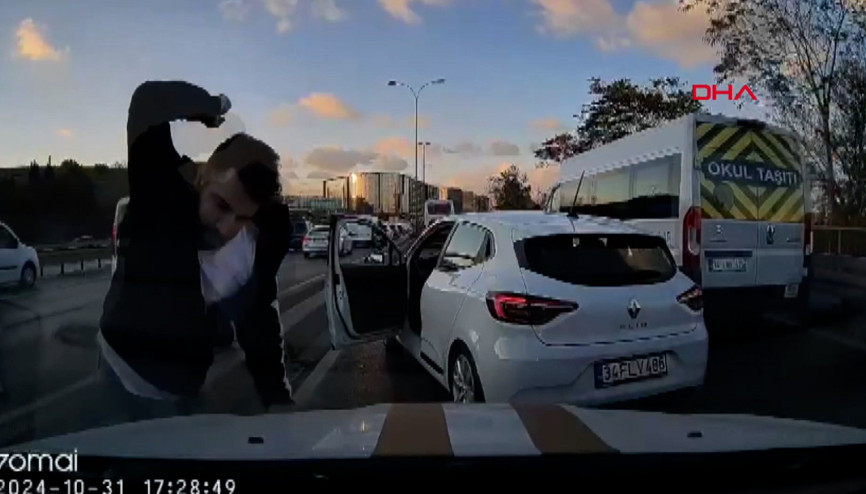 Bahçelievler D-100 Karayolunda yol tartışması araç kamerasında