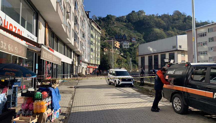 Rizede heyelanın vurduğu evlere 60 ton toprak girmiş Rizede heyelanın vurduğu evlere 60 ton toprak girmiş