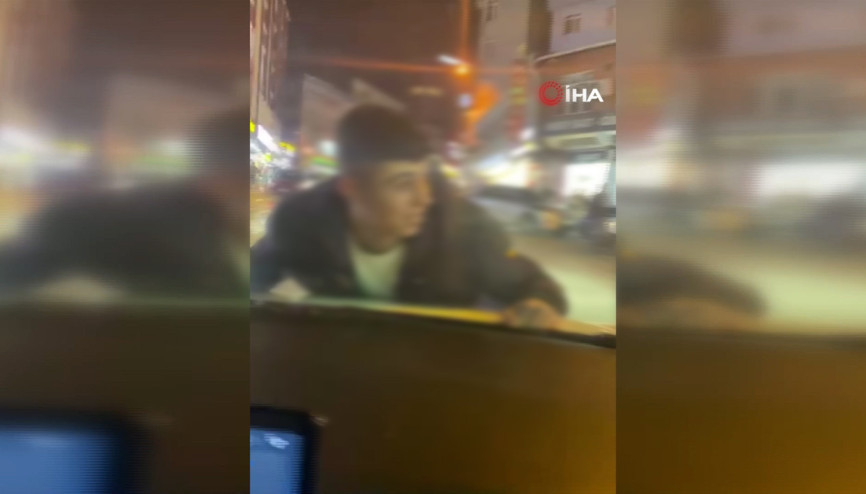 Seyir halindeki aracın kaputuna tutundu, dakikalarca ilerledi