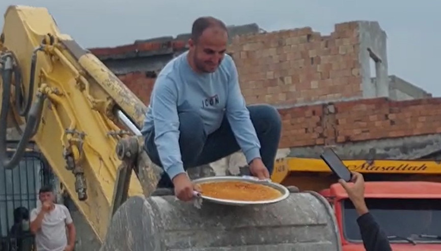 Hafriyat işçilerinden ekskavatör üstünde künefe şovu