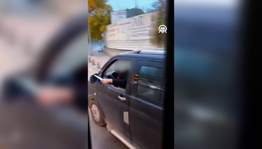 Otobüs şoförü bıçaklı sürücü tarafından tehdit edildi O anlar cep telefonu kamerasında