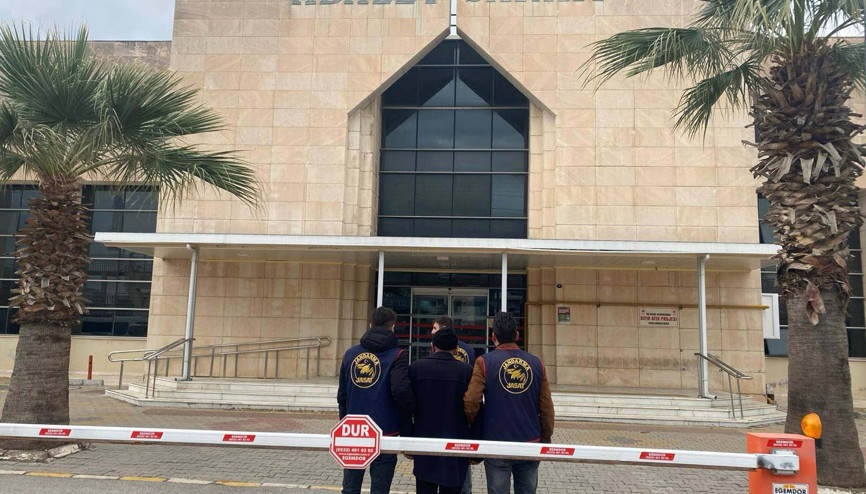 İzmirde 32 yıl 8 ay hapisle aranan dolandırıcı tutuklandı