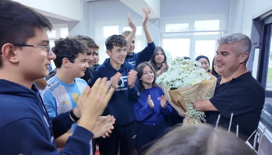 Öğrencilerden engelli öğretmenlerine sürpriz kutlama
