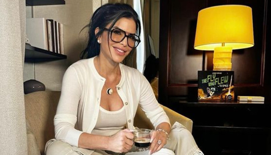 55 yaşına geldi, hayatının aşkını yeni buldu...  Bir genç kız heyecanıyla gelinlik seçiyor