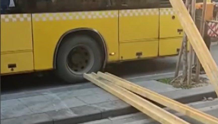 İstanbul - Kartalda İETT otobüsünün üzerine inşaattan kalas düştü İstanbul - Kartalda İETT otobüsünün üzerine inşaattan kalas düştü