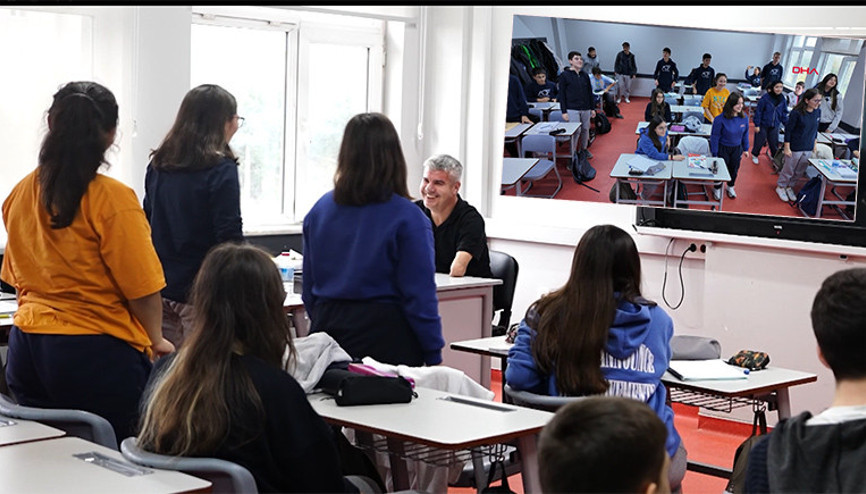 Öğrencilerden engelli öğretmene sürpriz kutlama