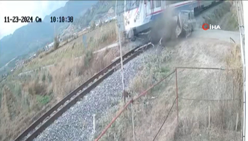 Manisa’da yolcu treni ile otomobil çarpıştı O anlar kamerada