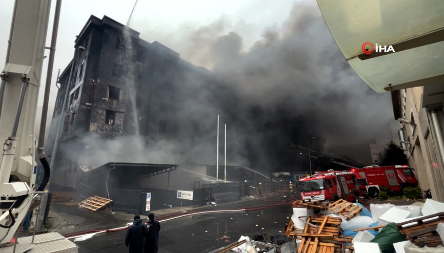 Beylikdüzü’ndeki yangını söndürme çalışmaları sürüyor