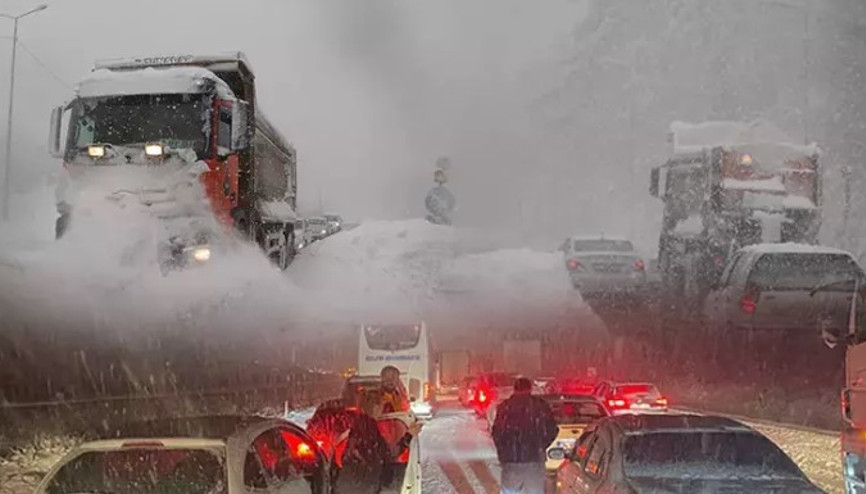 Bolu Dağı geçişinde kar kalınlığı 30 santimetreye ulaştı