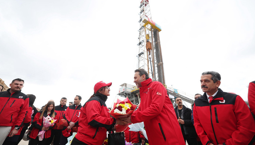 Enerji ve Tabii Kaynaklar Bakanı Alparslan Bayraktardan Şehit Öğretmen Aybüke Yalçın Petrol Üretim Sahası’nda anlamlı kutlama