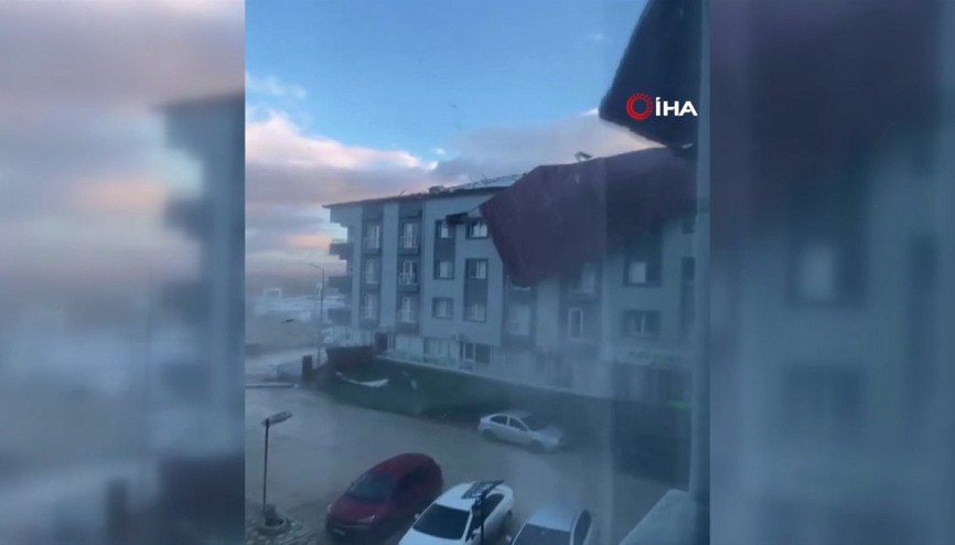Fırtına binanın çatısını uçurdu... O anlar kamerada