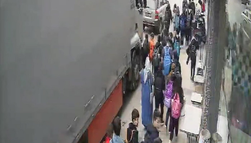 Kamyonun sırtına çarptığı 10 yaşındaki Eymen, ölümden döndü; o anlar kamerada