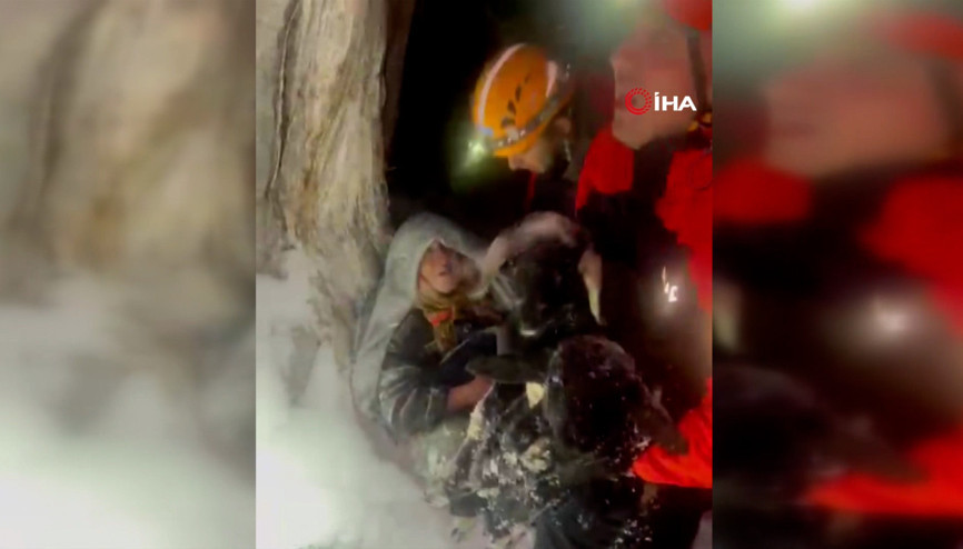 Kar ve tipide kocasıyla birlikte kaybolan yaşlı kadın 2 kuzusu ve tavuğuna sarılmış halde bulundu