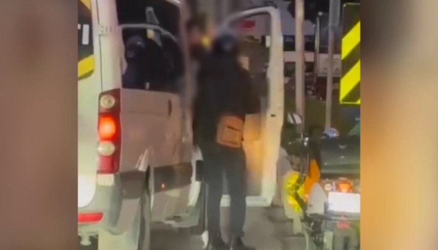Servis şoförü ile motosikletlinin kavgası kamerada