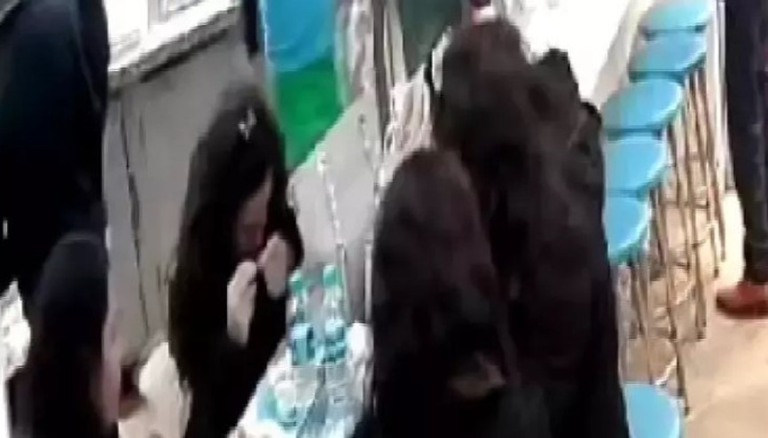 Taksim’de turistin akılalmaz yöntemi kamerada: Hesabı ödememek için yemeğine saç koydu