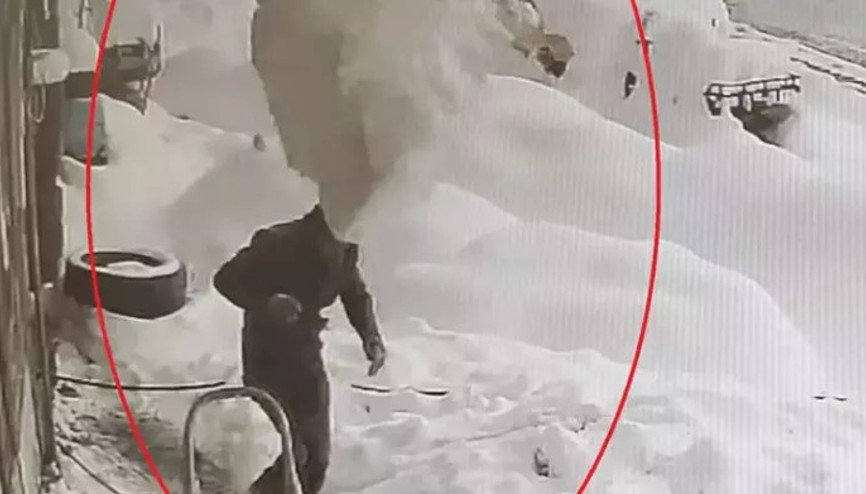 Çatıdaki kar kütlesi üzerine düştü Olay anı kamerada