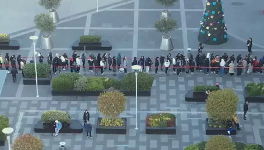 Esenyurt’ta AVM’de ‘Şahane Cuma’ kuyruğu