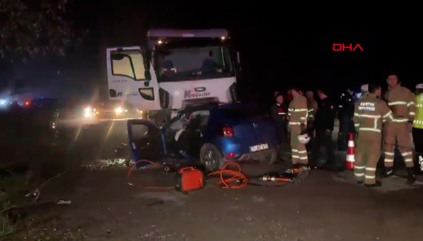 Bartında kamyonla çarpışan otomobildeki 5 kişi öldü
