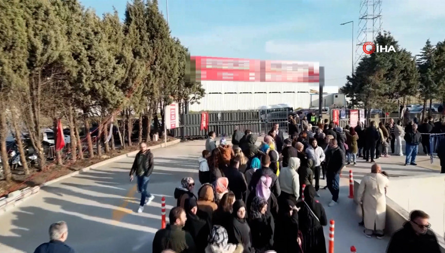 Hediye çeki için akşamdan çadır kurup beklediler Hediye çeki için akşamdan çadır kurup beklediler