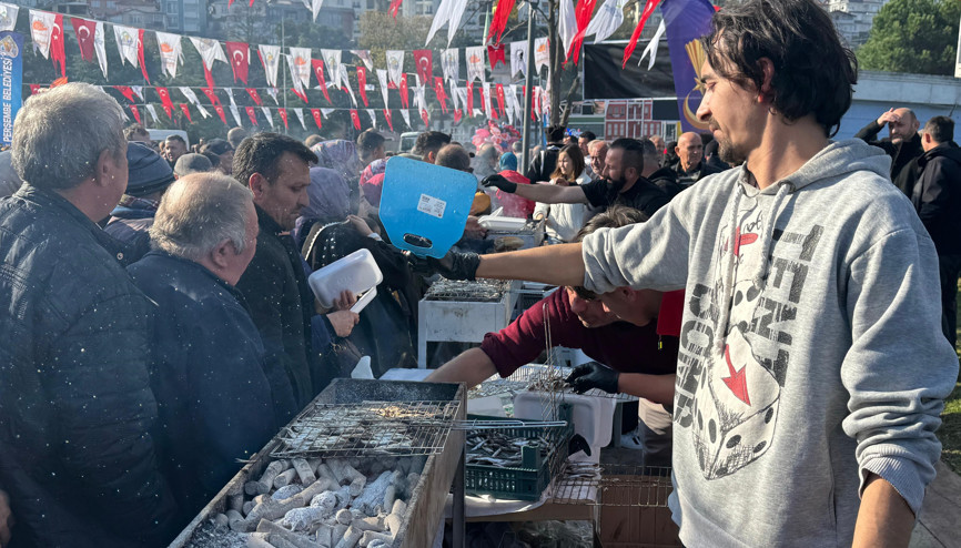 Festivalde 10 ton ton hamsi ikram edildi