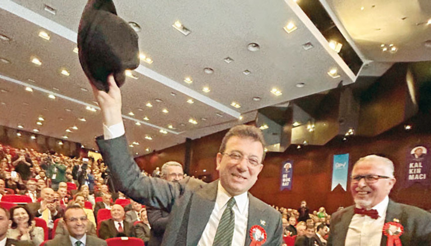 Demirel’in fötr şapkasıyla selam