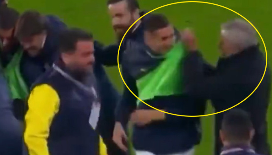 Kadıköyde güldüren an: Mourinho oyuncusunu yaka paça götürdü