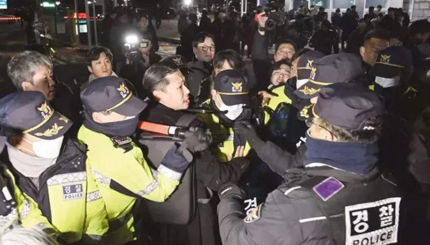 Güney Kore’de sıkıyönetim kararına tepki gösteren muhalifler parlamentoya akın etti
