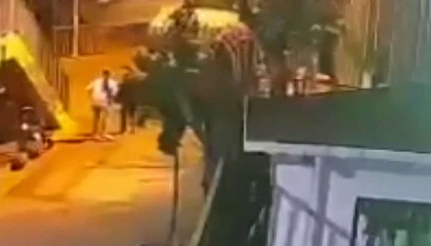 Şişlide kadınların cep telefonunu gasp etti Korku dolu anlar kamerada