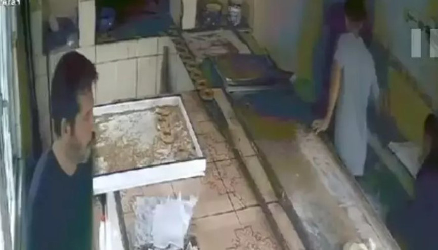 Kızgın pekmezi başından aşağı döken fırın çalışanı ağır yaralandı O anlar kamerada