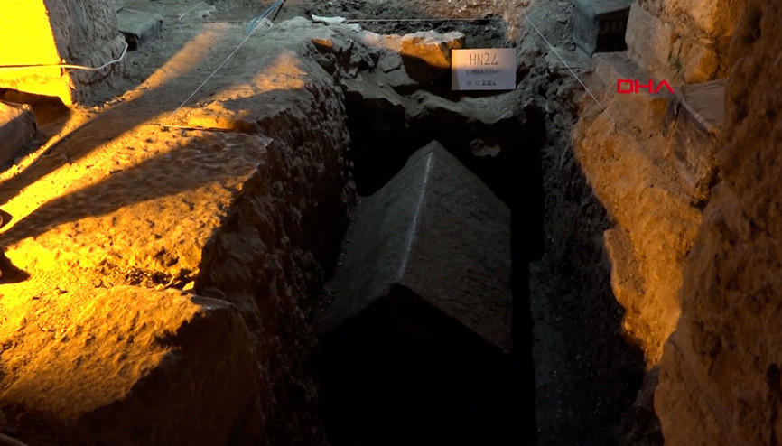 Noel Babanın kilisesinde lahit bulundu; Aziz Nikolaosun mezarı olabilir