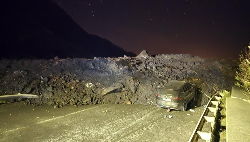 Artvinin Arhavi ilçesinde heyelan: Sahil yolu ulaşıma kapandı