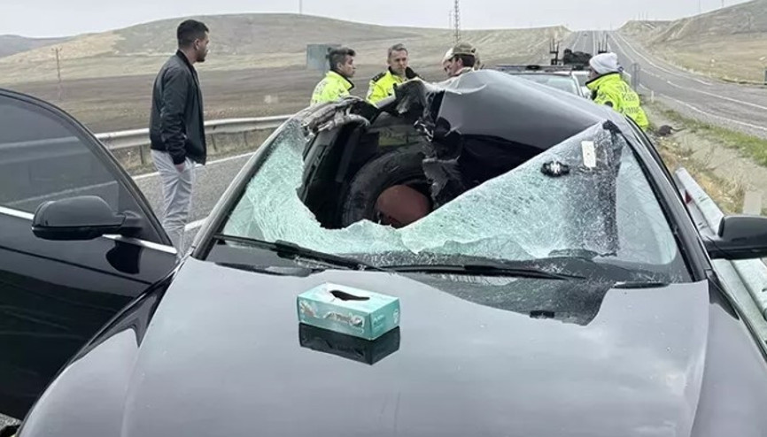 Seyir halindeki tırdan fırlayan lastik, karşı yöndeki otomobilin üzerine düştü: 1 ölü